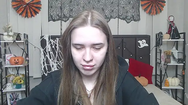 LauraHlot online show from 10-28-25, 06:18