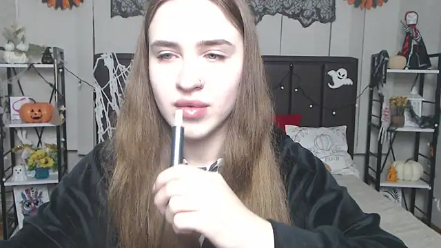 LauraHlot online show from 11-13-25, 06:39