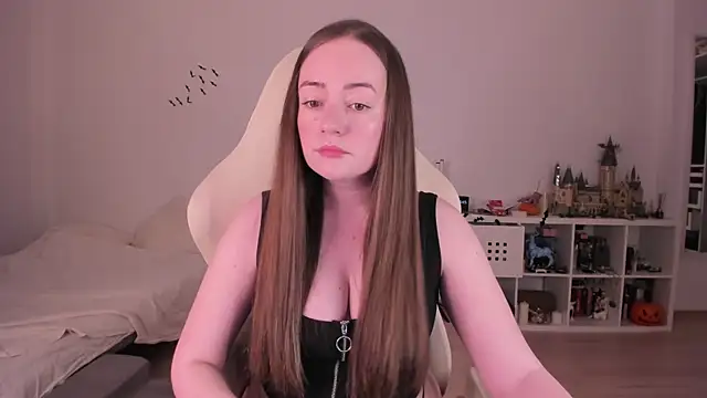 Snapshot of WalkingGirl chatting on 12-14-25, 08:03 WalkingGirl online show from 12-14-25, 08:03