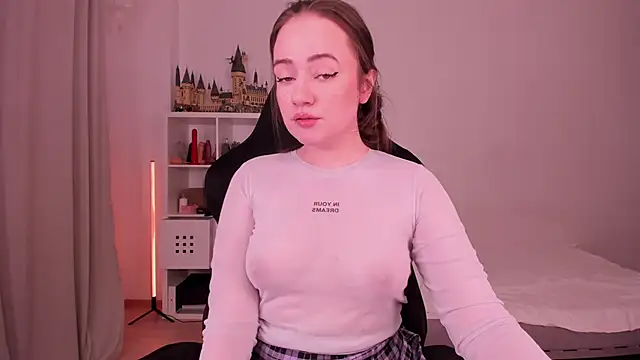 Snapshot of WalkingGirl chatting on 02-27-25, 07:04 WalkingGirl online show from 02-27-25, 07:04