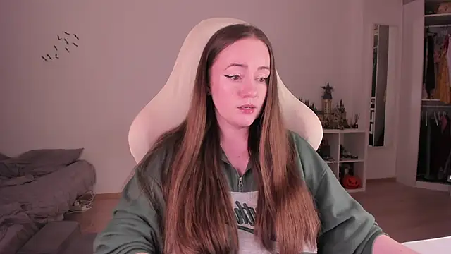 Snapshot of WalkingGirl chatting on 11-28-25, 08:09 WalkingGirl online show from 11-28-25, 08:09