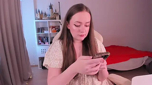 Snapshot of WalkingGirl chatting on 10-18-25, 12:18 WalkingGirl online show from 10-18-25, 12:18