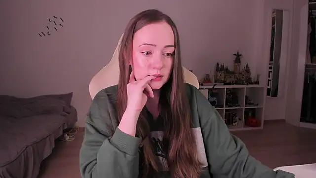 Snapshot of WalkingGirl chatting on 11-27-25, 10:43 WalkingGirl online show from 11-27-25, 10:43