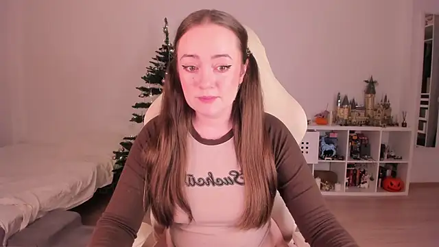 Snapshot of WalkingGirl chatting on 12-17-25, 01:43 WalkingGirl online show from 12-17-25, 01:43