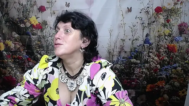 LuciaMii online show from 10-16-25, 05:10