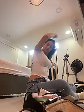 Snapshot of ariel_jonees chatting on 11-05-25, 04:54 ariel jonees online show from 11-05-25, 04:54