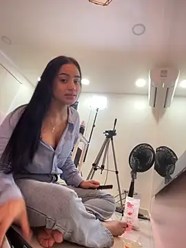 Snapshot of ariel_jonees chatting on 11-24-25, 05:13 ariel jonees online show from 11-24-25, 05:13