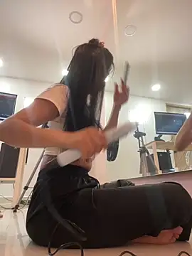 Snapshot of ariel_jonees chatting on 10-28-25, 04:50 ariel jonees online show from 10-28-25, 04:50