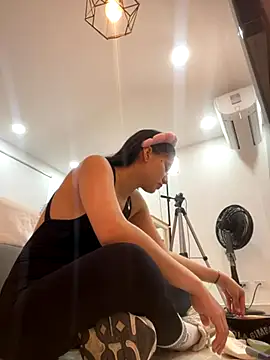 Snapshot of ariel_jonees chatting on 11-26-25, 04:18 ariel jonees online show from 11-26-25, 04:18