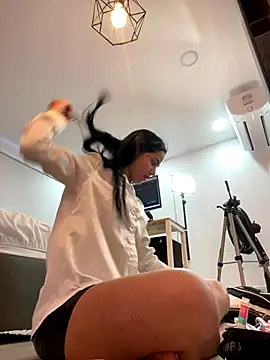 Snapshot of ariel_jonees chatting on 10-31-25, 04:36 ariel jonees online show from 10-31-25, 04:36