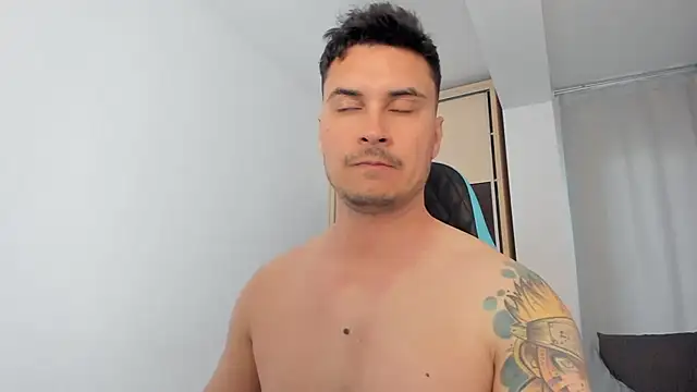 Snapshot of MatMalonne chatting on 05-15-26, 02:15 MatMalonne online show from 05-15-26, 02:15