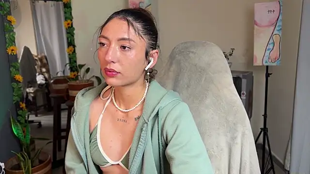 Snapshot of Tomoe_b chatting on 07-25-26, 06:32 Tomoe b online show from 07-25-26, 06:32