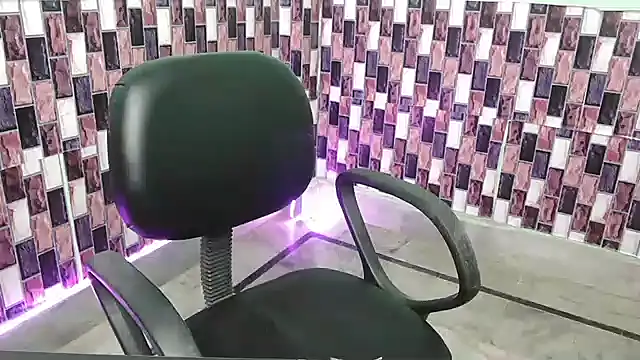 Snapshot of N-Natasha chatting on 10-01-25, 10:09 N-Natasha online show from 10-01-25, 10:09