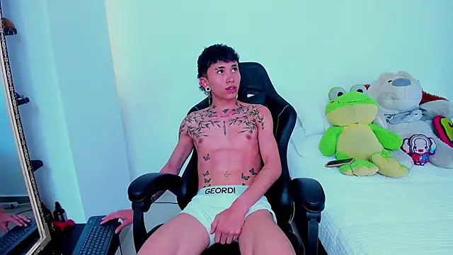 juniior 2311  online show from 10-30-25, 07:22