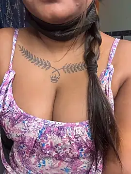Snapshot of Hot_Urvi chatting on 06-19-26, 04:13 Hot Urvi online show from 06-19-26, 04:13