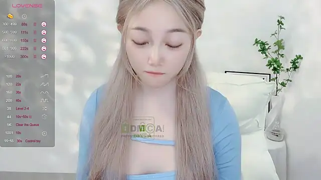 Snapshot of Happy-Minnie chatting on 01-09-25, 04:19 Happy-Minnie online show from 01-09-25, 04:19