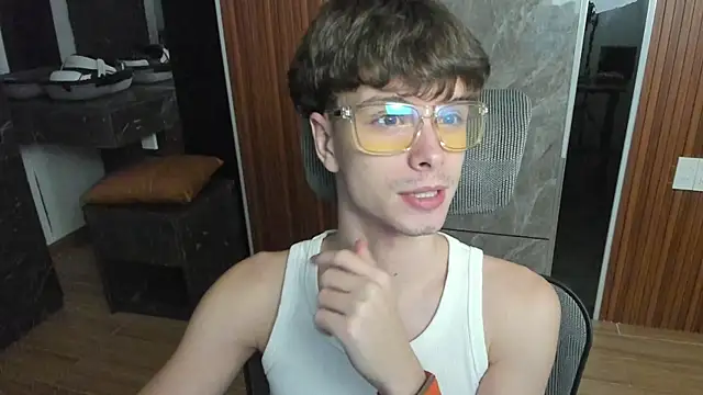 Snapshot of calvin_love_you chatting on 06-08-26, 05:13 calvin love you online show from 06-08-26, 05:13