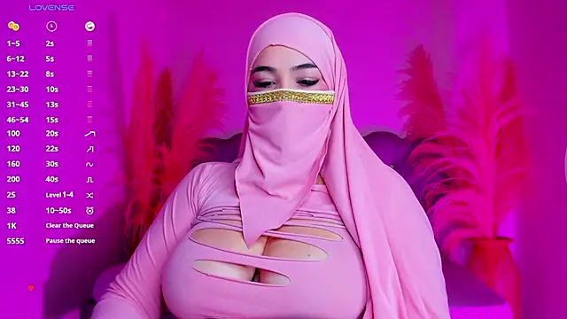 Snapshot of Tahiraa_ chatting on 02-12-25, 04:11 Tahiraa online show from 02-12-25, 04:11