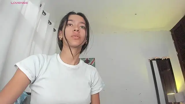 Snapshot of Sophie_sweett19 chatting on 10-10-25, 08:20 Sophie sweett19 online show from 10-10-25, 08:20