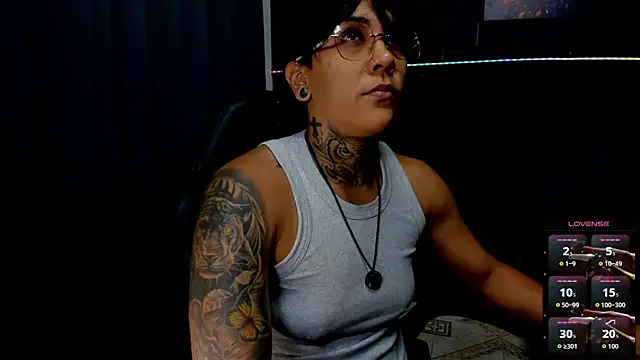 Snapshot of ZhoeStrong chatting on 10-27-25, 10:22 ZhoeStrong online show from 10-27-25, 10:22