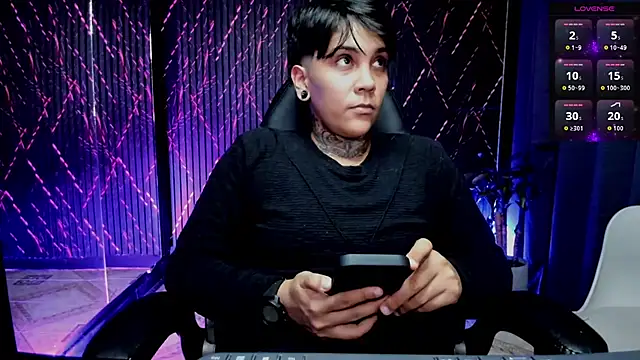 Snapshot of ZhoeStrong chatting on 02-05-26, 11:44 ZhoeStrong online show from 02-05-26, 11:44