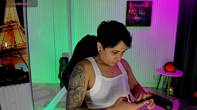 Snapshot of ZhoeStrong chatting on 05-15-26, 05:33 ZhoeStrong online show from 05-15-26, 05:33