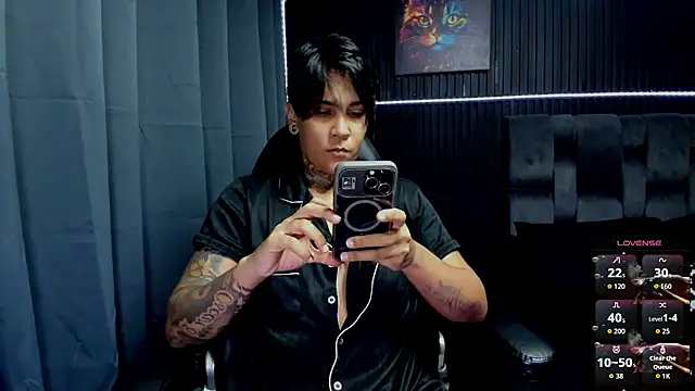 Snapshot of ZhoeStrong chatting on 11-10-25, 04:28 ZhoeStrong online show from 11-10-25, 04:28