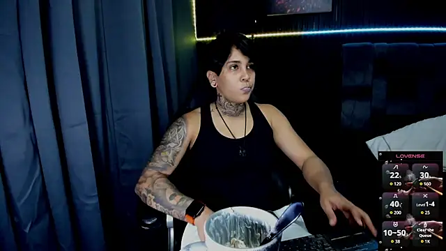 Snapshot of ZhoeStrong chatting on 11-13-25, 09:30 ZhoeStrong online show from 11-13-25, 09:30