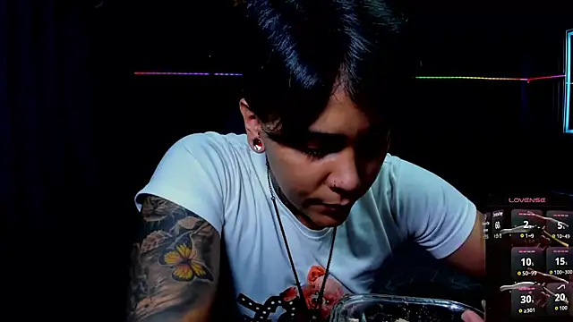 Snapshot of ZhoeStrong chatting on 11-28-25, 09:59 ZhoeStrong online show from 11-28-25, 09:59