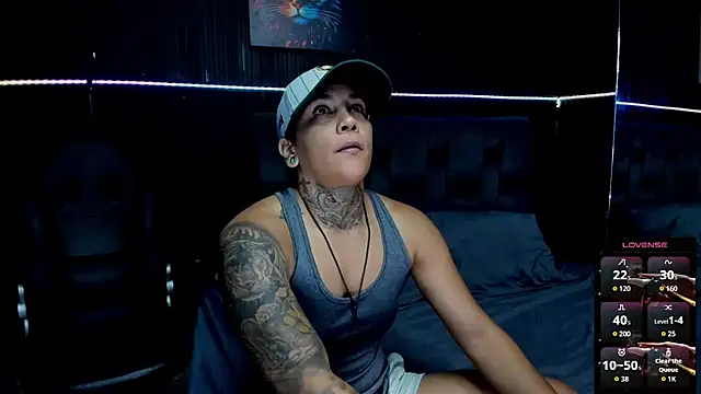 Snapshot of ZhoeStrong chatting on 10-30-25, 10:39 ZhoeStrong online show from 10-30-25, 10:39