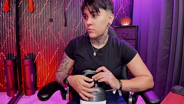 Snapshot of ZhoeStrong chatting on 02-22-26, 11:17 ZhoeStrong online show from 02-22-26, 11:17