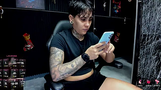 Snapshot of ZhoeStrong chatting on 12-15-25, 10:37 ZhoeStrong online show from 12-15-25, 10:37