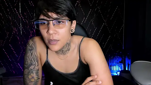 Snapshot of ZhoeStrong chatting on 02-03-26, 02:53 ZhoeStrong online show from 02-03-26, 02:53