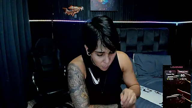 Snapshot of ZhoeStrong chatting on 10-31-25, 09:54 ZhoeStrong online show from 10-31-25, 09:54