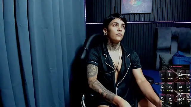 Snapshot of ZhoeStrong chatting on 11-26-25, 10:43 ZhoeStrong online show from 11-26-25, 10:43