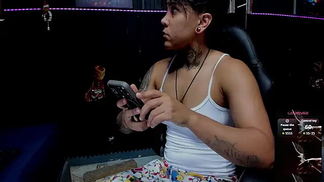 Snapshot of ZhoeStrong chatting on 12-02-25, 10:22 ZhoeStrong online show from 12-02-25, 10:22