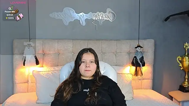 Snapshot of Laia_and_Aloby chatting on 10-09-25, 10:21 Laia and Aloby online show from 10-09-25, 10:21