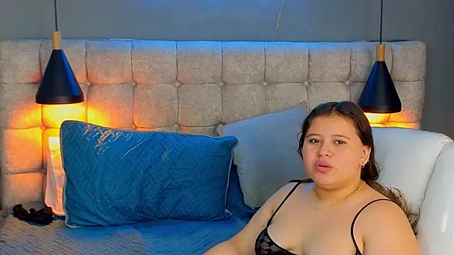 Snapshot of Laia_and_Aloby chatting on 03-18-25, 01:35 Laia and Aloby online show from 03-18-25, 01:35