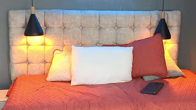 Snapshot of Laia_and_Aloby chatting on 02-22-25, 01:44 Laia and Aloby online show from 02-22-25, 01:44