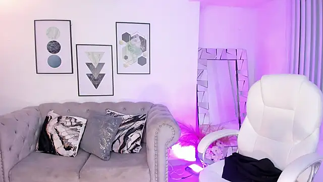 Snapshot of kendaall_jenner_ chatting on 01-17-25, 07:30 kendaall jenner online show from 01-17-25, 07:30