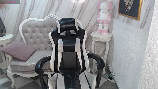 Snapshot of Violeth_b chatting on 03-15-25, 12:45 Violeth b online show from 03-15-25, 12:45