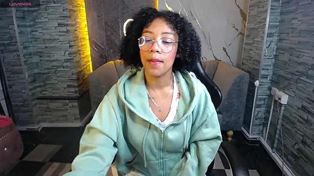 Snapshot of Violeth_b chatting on 10-09-25, 12:49 Violeth b online show from 10-09-25, 12:49