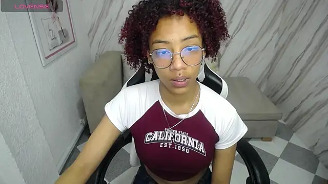 Snapshot of Violeth_b chatting on 03-10-25, 03:41 Violeth b online show from 03-10-25, 03:41