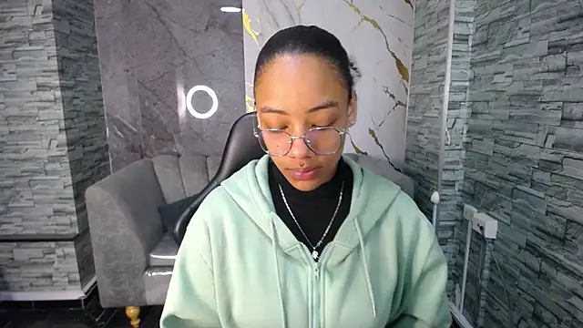 Snapshot of Violeth_b chatting on 10-13-25, 12:51 Violeth b online show from 10-13-25, 12:51