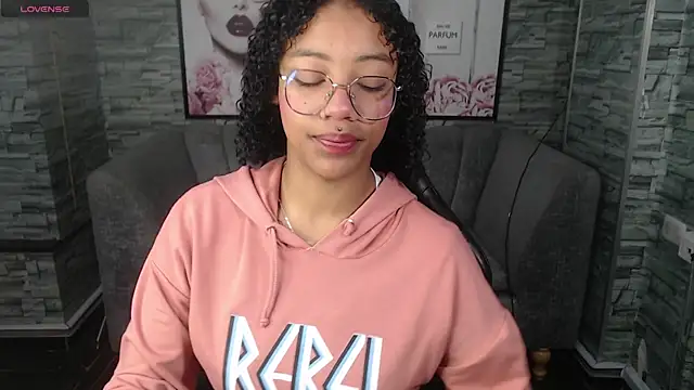 Snapshot of Violeth_b chatting on 10-06-25, 12:50 Violeth b online show from 10-06-25, 12:50
