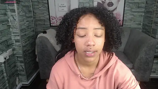 Snapshot of Violeth_b chatting on 09-25-25, 12:55 Violeth b online show from 09-25-25, 12:55