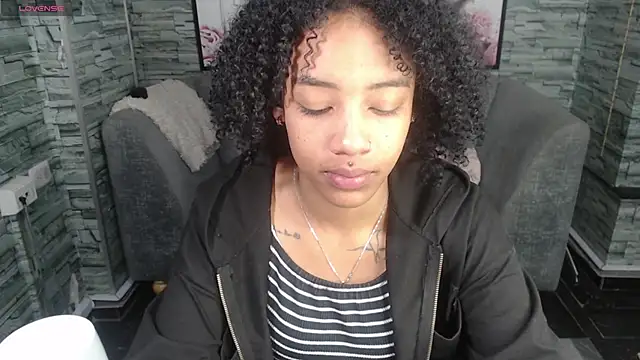 Snapshot of Violeth_b chatting on 09-26-25, 12:56 Violeth b online show from 09-26-25, 12:56