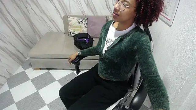 Snapshot of Violeth_b chatting on 03-08-25, 12:41 Violeth b online show from 03-08-25, 12:41