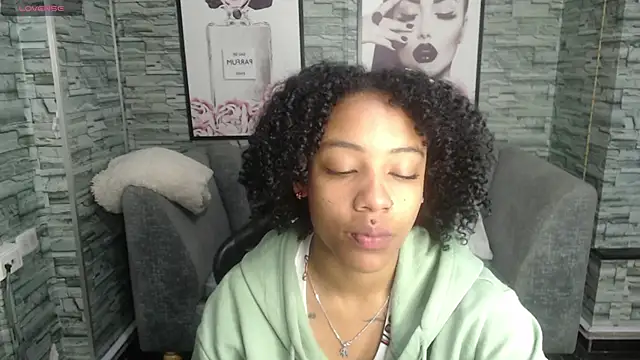 Snapshot of Violeth_b chatting on 09-23-25, 12:45 Violeth b online show from 09-23-25, 12:45