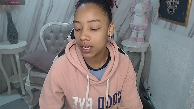 Snapshot of Violeth_b chatting on 03-14-25, 12:40 Violeth b online show from 03-14-25, 12:40